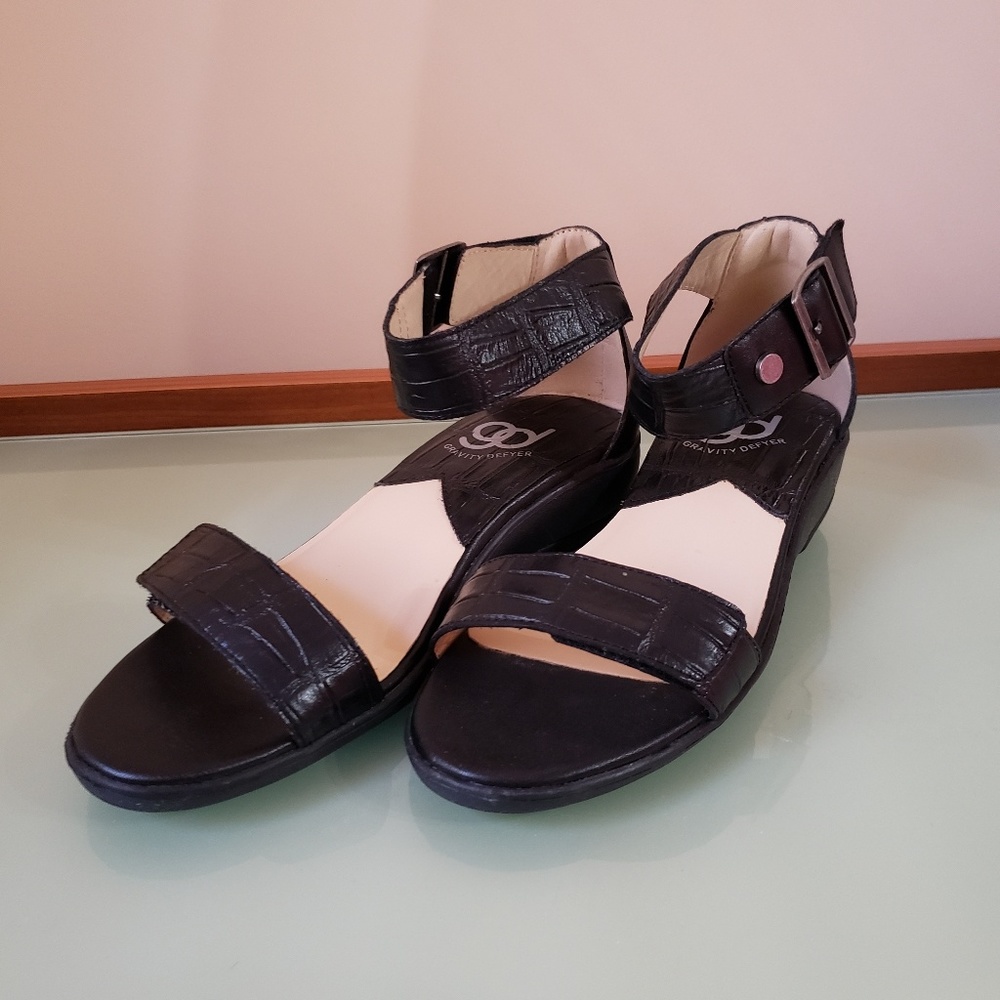 Gravity defyer sandal